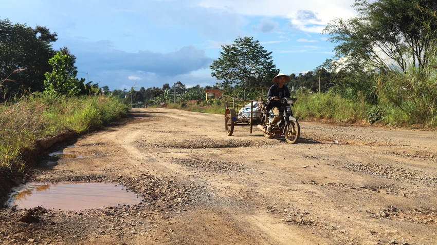 Lem nhem, nhếch nhác, ổ gà, bụi bặm... là những tồn tại trên tuyến đường tránh được cấp hơn 800 tỷ để thi công. Ảnh: HIẾU NGHĨA đường tránh bảo lộc