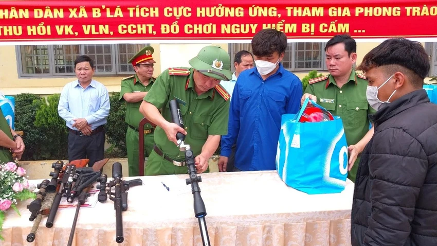 Hàng chục khẩu súng được người dân tình nguyện giao nộp. Ảnh: VT Đổi vũ khí lấy quà