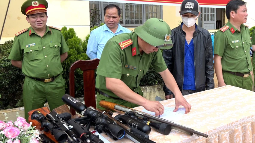 Chương trình đổi vũ khí lấy quà góp phần thu hồi vũ khí, vật liệu nổ tồn tại trong dân Ảnh: VT Đổi vũ khí lấy quà