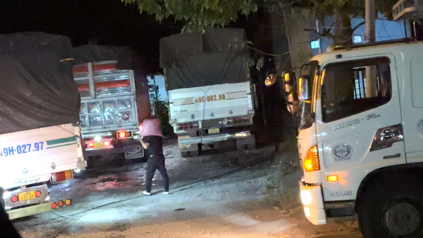 Tài xế vác cà phê bán trộm cho quán cơm ông Thoại. Ảnh: HIẾU NGHĨA Tài xế vác cà phê bán trộm cho quán cơm ông Thoại. Ảnh: HIẾU NGHĨA