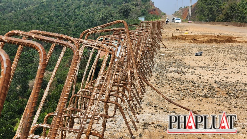 Sáng 31-3 vẫn chưa thấy đơn vị nào thi công, khắc phục hoặc sửa chữa cây cầu này. Ảnh: HIẾU NGHĨA Đường tránh Bảo Lộc