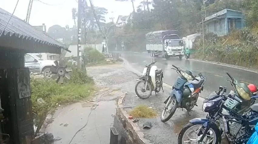 Xe tải lấn hết làn trái, tông trực diện xe máy. Ảnh: Cắt từ clip Xe tải lấn hết làn trái, tông trực diện xe máy