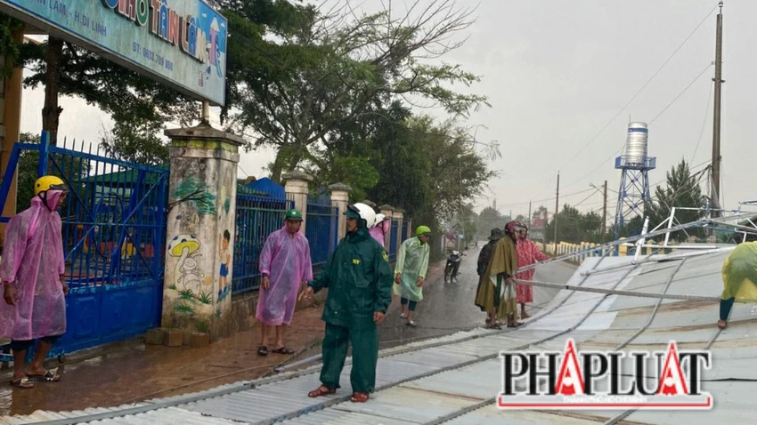 Nhà giữ xe của một trường học bị lốc xoáy kéo sập. Ảnh: VÕ TÙNG Nhà giữ xe của một trường học bị lốc xoáy kéo sập. Ảnh: VÕ TÙNG