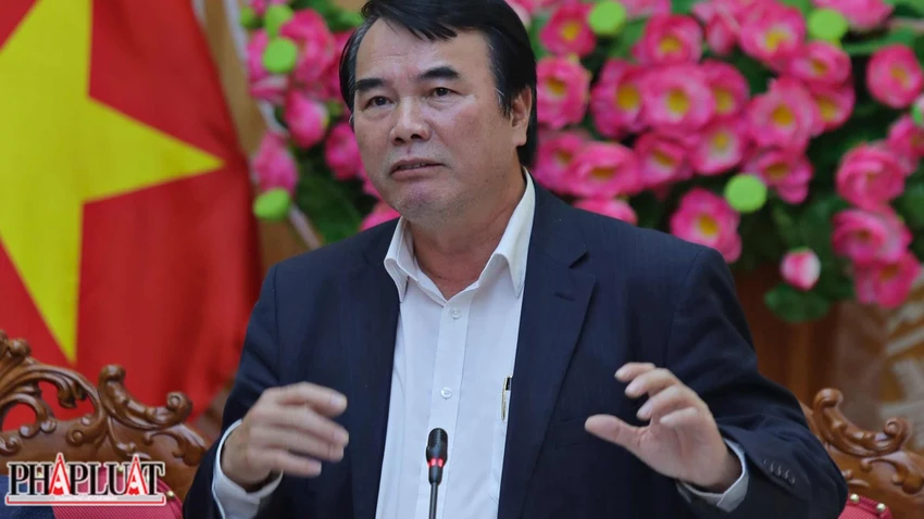 Phó Chủ tịch UBND tỉnh Lâm Đồng - Phạm S trao đổi với báo chí về vấn đề tách thửa đất. Ảnh: VÕ TÙNG phạm S -Phó chủ tịch Lâm Đồng