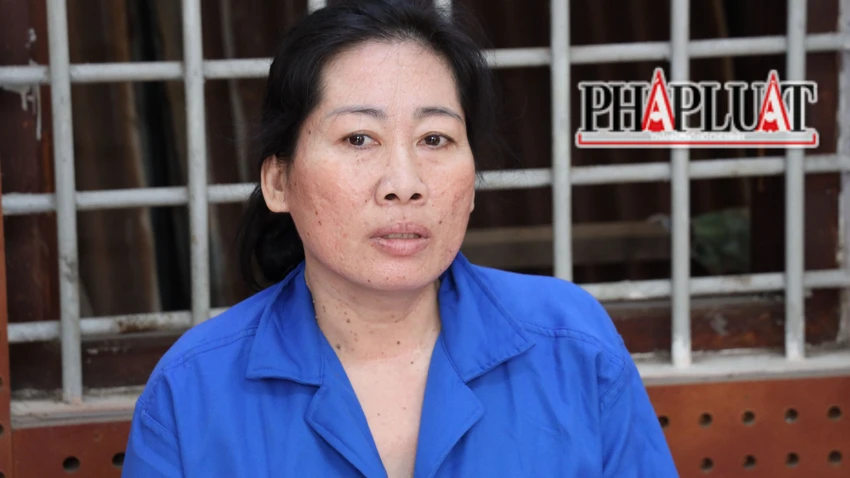 Đinh Thị Tố Nga cướp tiền và vé số trúng thưởng của cụ bà bán vé số dạo. Ảnh: VÕ TÙNG Đinh Thị Tố Nga cướp tiền và vé số trúng thưởng của cụ bà bán vé số dạo. Ảnh: VÕ TÙNG