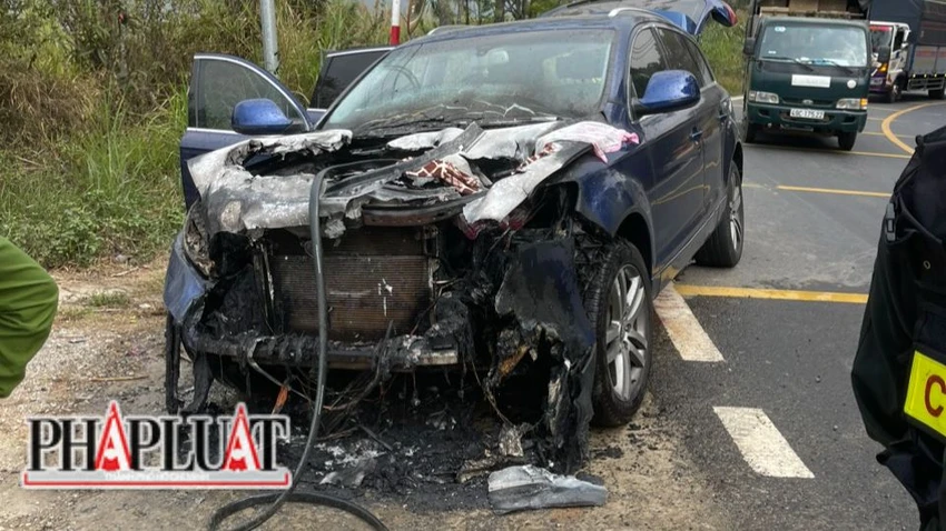 Chiếc xe Audi đời 2007 bị cháy phần đầu. Ảnh: VÕ TÙNG Chiếc xe Audi đời 2007 bị cháy phần đầu. Ảnh: VÕ TÙNG