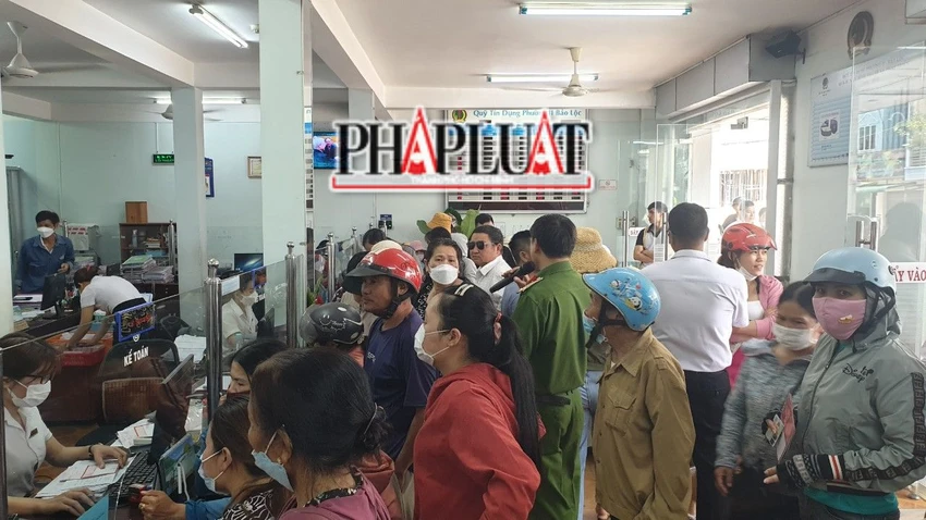 Người dân rút hàng chục tỷ tiền mặt sau khi nghe tin đồn giám đốc bị bể nợ. Ảnh: VT Người dân rút hàng chục tỷ tiền mặt sau khi nghe tin đồn giám đốc bị bể nợ