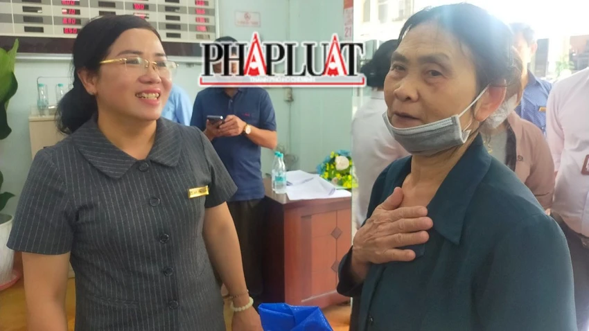 Bà Đỗ Thị Yên gặp gỡ khách hàng và khẳng định tin đồn là sai sự thật. Ảnh: VT Bà Đỗ Thị Yên gặp gỡ khách hàng và khẳng định tin đồn là sai sự thật