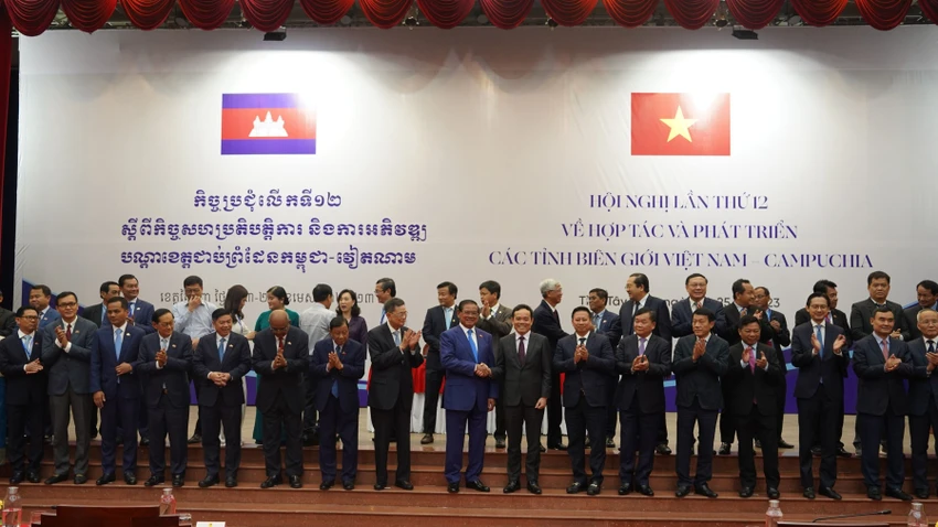 Các đại biểu hai nước dự Hội nghị Hợp tác và phát triển các tỉnh biên giới Việt Nam - Campuchia lần thứ 12. Ảnh: VT