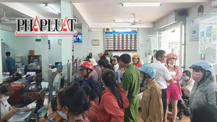 Người dân ở TP Bảo Lộc đã quay lại quỹ tín dụng phường II gửi tiền. Ảnh: VÕ TÙNG Người dân ở TP Bảo Lộc đã quay lại quỹ tín dụng phường II gửi tiền. Ảnh: VÕ TÙNG