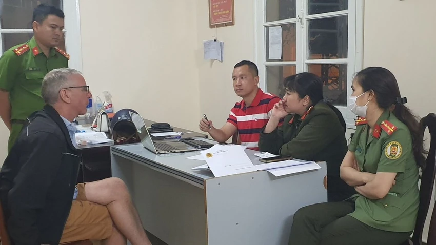 JacoBus Johannes Kenter bình tĩnh khi làm việc với công an. Ảnh: CACC JacoBus Johannes Kenter bình tĩnh khi làm việc với công an. Ảnh: CACC