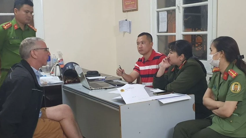 Công an bắt giữ nghi phạm chỉ sau 4 giờ gây án. Ảnh: VT Công an bắt giữ nghi phạm chỉ sau 4 giờ gây án. Ảnh: VT