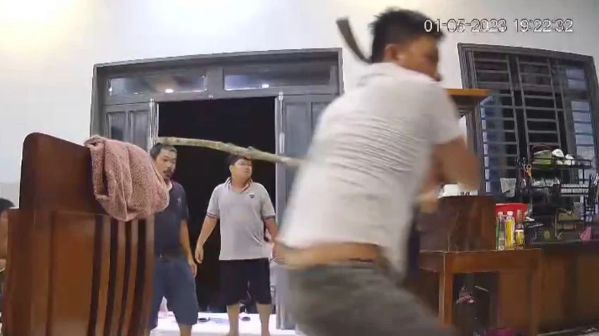Nhiều người dùng hung khí, rựa phát chém nhau. Ảnh: Cắt từ clip Nhiều người dùng hung khí, rựa phát chém nhau