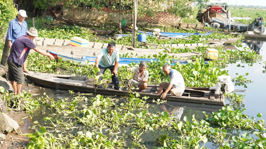 Nước sông ô nhiễm gây ảnh hưởng nghiêm trọng đến cuộc sống người dân. Ảnh: VT Nước sông ô nhiễm gây ảnh hưởng nghiêm trọng cuộc sống người dân