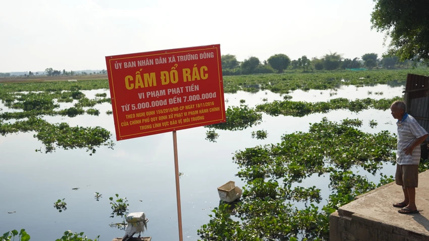 Nhiều người dân cho rằng nguyên nhân sông bị ô nhiễm là do các nhà máy đang xả thải ra dòng sông này. Ảnh: VT Nhiều người dân cho rằng nguyên nhân sông bị ô nhiễm là do nhiều nhà máy đang xả thải ra dòng sông này.