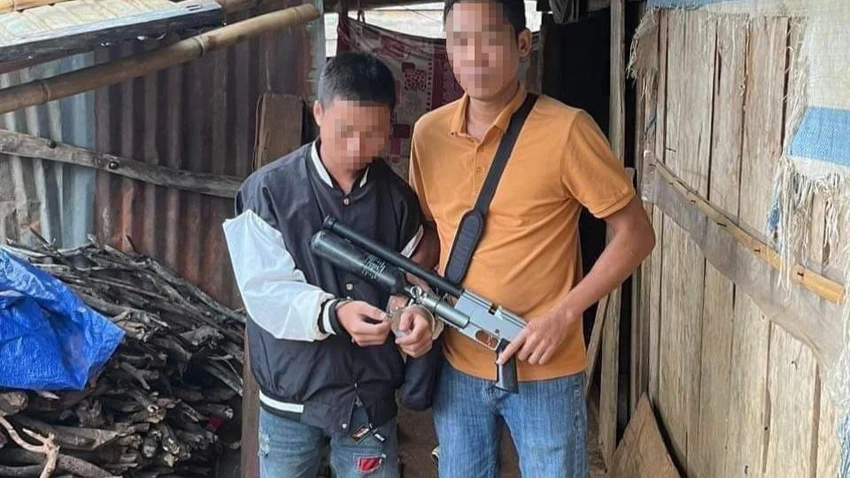 N bị công an tạm giữ cùng khẩu súng gây án. Ảnh: HN N bị công an tạm giữ cùng khẩu súng gây án. Ảnh: HN