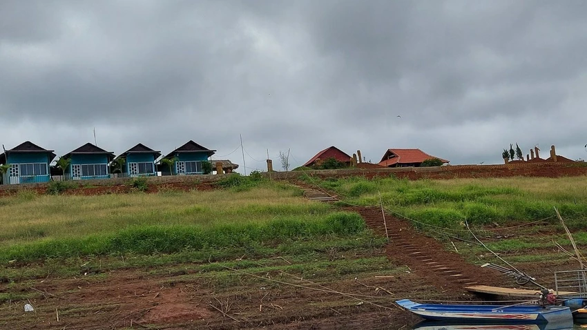 Nhà hàng nổi cùng 5 con thuyền của Hoàng Xuyến giữa lòng hồ thuỷ điện. Ảnh: KPHĐ Nhà hàng nổi cùng 5 con thuyền của Hoàng Xuyến giữa lòng hồ thuỷ điện. Ảnh: KPHĐ
