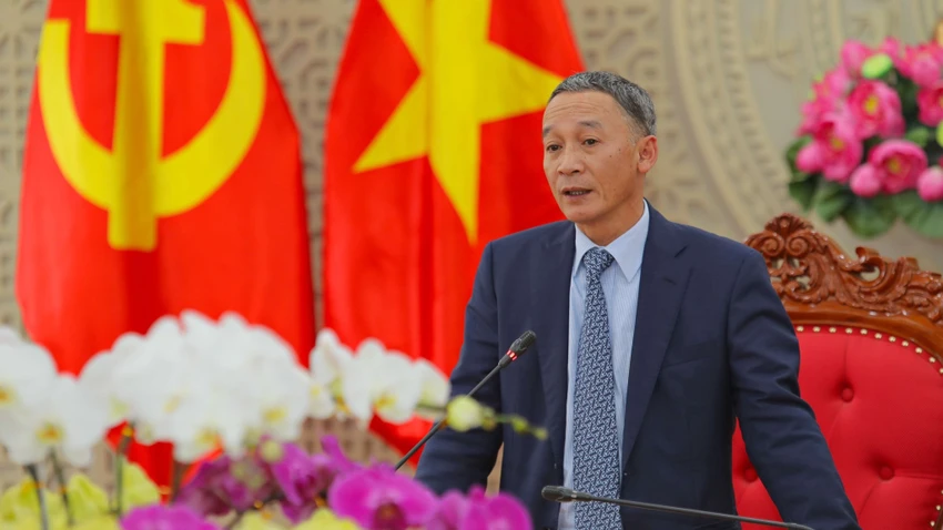 Chủ tịch UBND tỉnh Lâm Đồng Trần Văn Hiệp ký văn bản chấm dứt hiệu lực của các văn bản trước về tách thửa. Ảnh: VÕ TÙNG