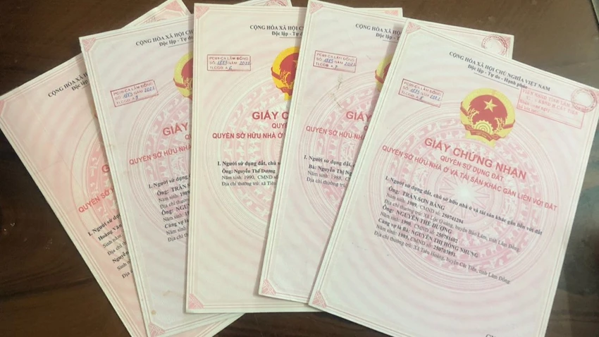 Sổ hồng giả Nga đem cầm cho nhiều người để lấy tiền. Ảnh: CA Sổ hồng giả Nga đem cầm cho nhiều người để lấy tiền. Ảnh: CA