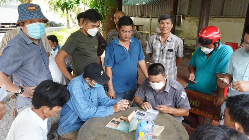 Nhiều người từ các tỉnh đưa phương tiện cơ giới về Tây Ninh đăng ký đăng kiểm. Ảnh: VT Nhiều người từ các tỉnh đưa phương tiện cơ giới về Tây Ninh đăng ký đăng kiểm. Ảnh: VT