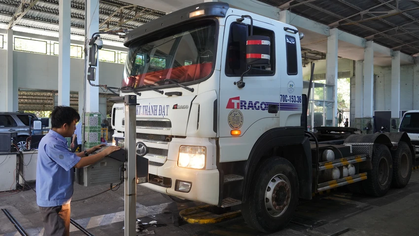 Đăng kiểm tại trung tâm 70-01S ở tỉnh Tây Ninh. Ảnh: VT Đăng kiểm tại trung tâm 70-01S ở tỉnh Tây Ninh. Ảnh: VT