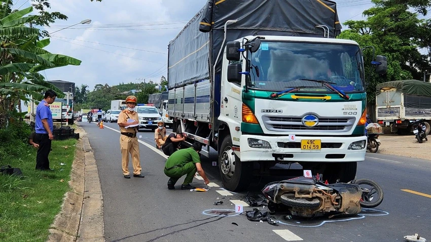 Cú va chạm khiến anh Hà tử vong. Ảnh: VÕ TÙNG Cú va chạm khiến anh Hà tử vong. Ảnh: VÕ TÙNG