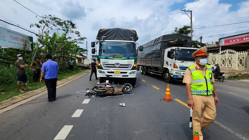CSGT đã kịp thời điều tiết giao thông. Ảnh: VÕ TÙNG CSGT đã kịp thời điều tiết giao thông. Ảnh: VÕ TÙNG