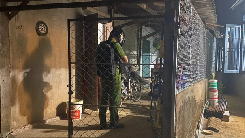 Công an xuyên đêm tìm đến phòng trọ để cấp CCCD. Ảnh: VT Công an xuyên đêm tìm đến phòng trọ để cấp CCCD. Ảnh: VT