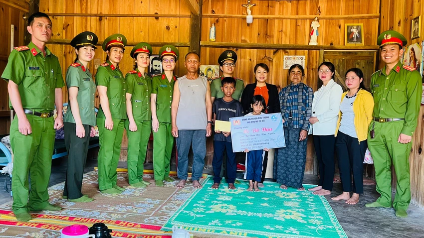 Nữ công an huyện Đức Trọng hướng hoạt động hội về cơ sở. Ảnh: VT Nữ công an huyện Đức Trọng hướng hoạt động hội về cơ sở. Ảnh: VT