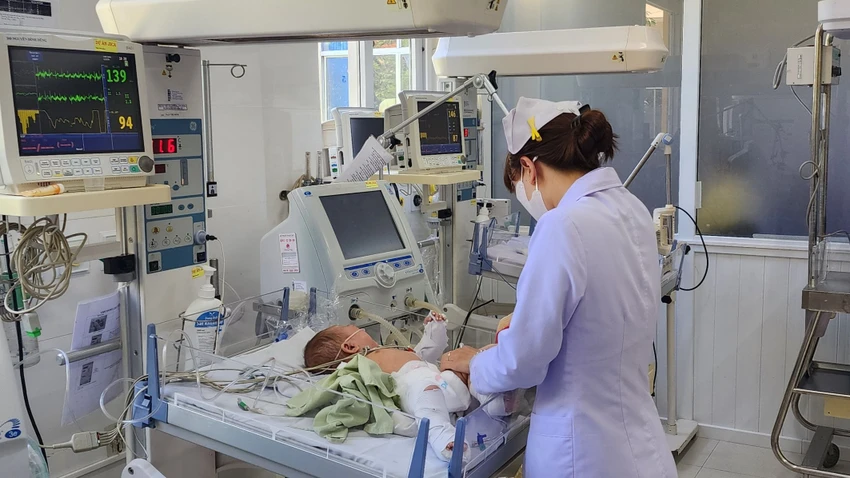 Bé C đã tự thở, sức khỏe tiến triển. Ảnh: VTV Bé C đã tự thở, sức khỏe tiến triển. Ảnh: VTV