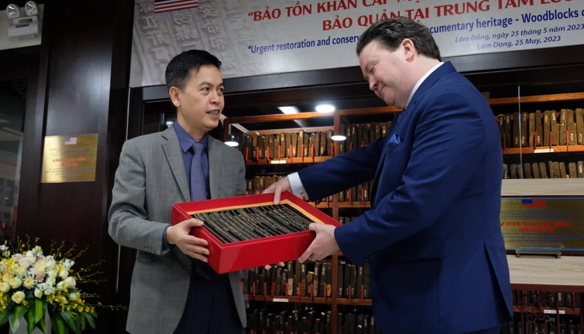 Ông Đặng Thanh Tùng (trái) và Đại sứ Marc E. Knapper. Ảnh: VT Ông Đặng Thanh Tùng (trái) và Đại sứ Marc E. Knapper. Ảnh: VT
