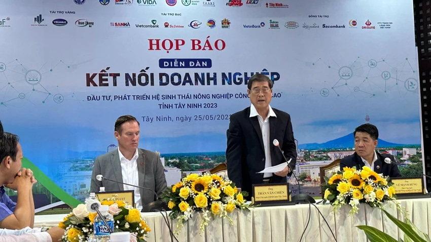 Phó chủ tịch UBND tỉnh Tây Ninh Trần Văn Chiến trả lời câu hỏi của báo chí. Ảnh: VÕ TÙNG
