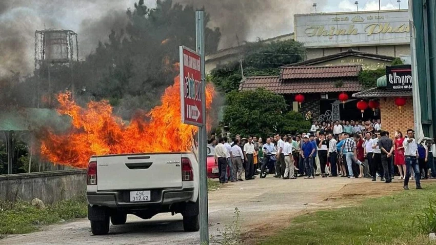 Chiếc xe cháy sau khi Thái Sỹ Đại châm lửa đốt. Ảnh: VT Chiếc xe cháy sau khi Thái Sỹ Đại châm lửa đốt. Ảnh: VT