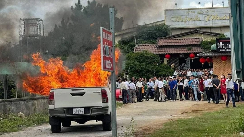 Chiếc xe bán tải cháy ngùn ngụt. Ảnh: VT Chiếc xe bán tải cháy ngùn ngụt. Ảnh: VT