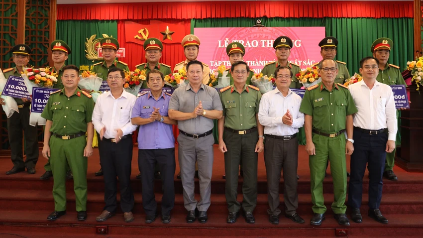 Ông Nguyễn Thanh Ngọc, Chủ tịch UBND tỉnh Tây Ninh, cùng các đại biểu tại buổi trao thưởng. Ảnh: VÕ TÙNG Ông Nguyễn Thanh Ngọc, Chủ tịch UBND tỉnh Tây Ninh, cùng các đại biểu tại buổi trao thưởng. Ảnh: VÕ TÙNG