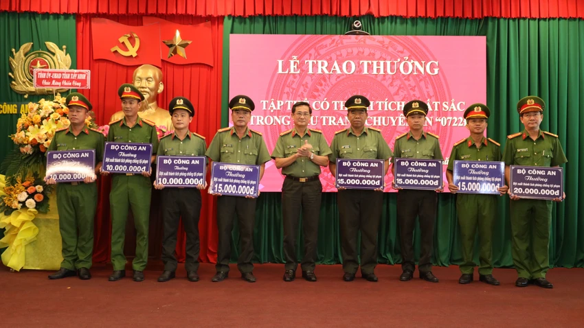 Đại tá Nguyễn Văn Trãi, Giám đốc Công an tỉnh Tây Ninh, trao thưởng cho các lực lượng tham gia phá án. Ảnh: VÕ TÙNG Đại tá Nguyễn Văn Trãi, Giám đốc Công an tỉnh Tây Ninh, trao thưởng cho các lực lượng tham gia phá án. Ảnh: VÕ TÙNG
