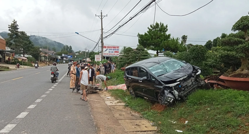 Chiếc ô tô nát phần đầu sau cú tông mạnh. Ảnh: VT Chiếc ô tô nát phần đầu sau cú tông mạnh. Ảnh: VT