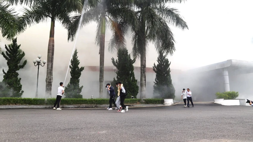 350 người được huy động tham gia buổi diễn tập. Ảnh: VÕ TÙNG 350 người được huy động tham gia buổi diễn tập