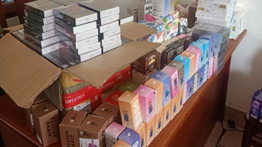Công an thu giữ một lượng lớn thuốc lá điện tử. Ảnh: VT Công an thu giữ một lượng lớn thuốc lá điện tử. Ảnh: VT