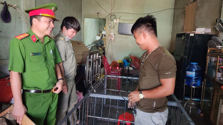 Thiếu tá Hoàng Trung Kiên, Trưởng Công an thị trấn Madagui được xem là "bà đỡ cho những người hoàn lương". Ảnh: VÕ TÙNG Thiếu tá Hoàng Trung Kiên, Trưởng Công an thị trấn Madagui được xem là "bà đỡ cho những người hoàn lương". Ảnh: VÕ TÙNG