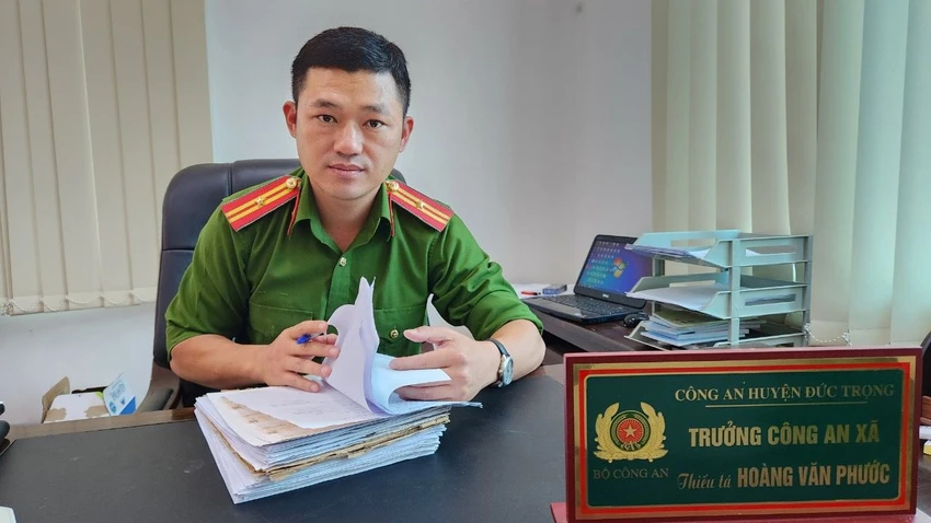 Thiếu tá Hoàng Văn Phước, Trưởng Công an xã Hiệp Thạnh, huyện Đức Trọng, tỉnh Lâm Đồng. Ảnh: VÕ TÙNG Thiếu tá Hoàng Văn Phước, Trưởng Công an xã Hiệp Thạnh, huyện Đức Trọng, tỉnh Lâm Đồng. Ảnh: VÕ TÙNG