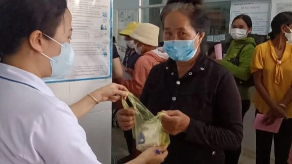 Phát quà hỗ trợ người dân khó khăn ở xã Lộc Thành. Ảnh: TH