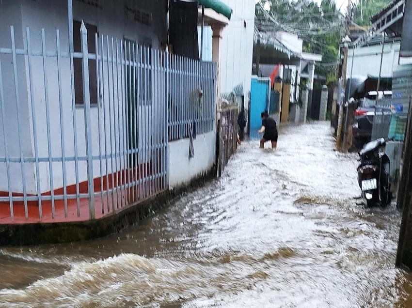 Một người đàn ông đi xe máy bị nước cuốn Một người đàn ông đi xe máy bị nước cuốn