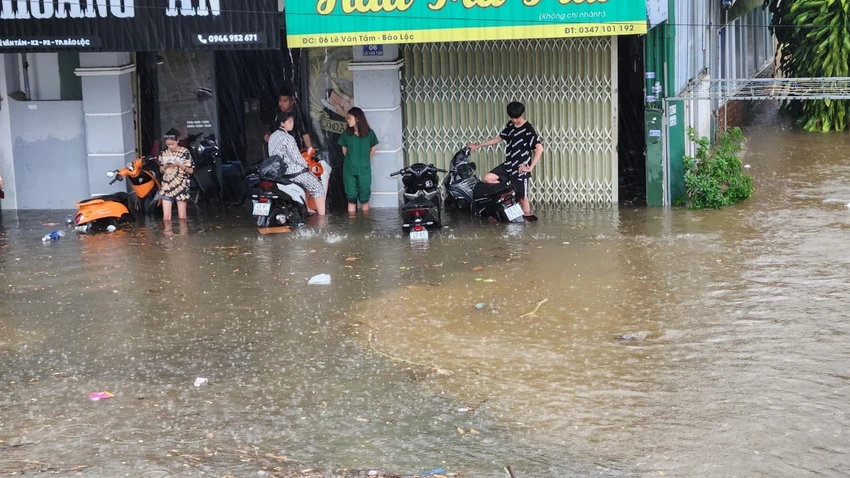 Nước tràn vào nhà dân. Nước tràn vào nhà dân.