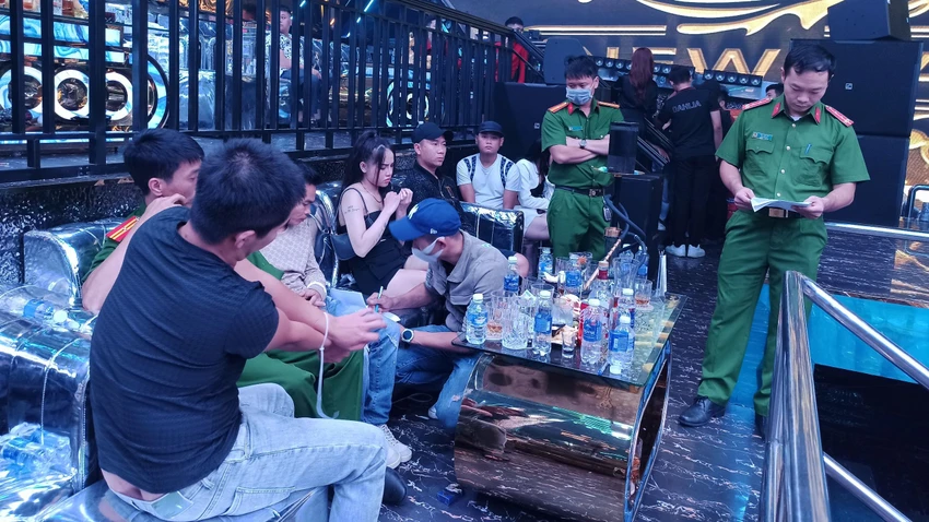 Công an phát hiện 26 người dương tính với ma tuý trong quán Bar New Dahlia. Ảnh: VT Công an phát hiện 26 người dương tính với ma tuý trong quán Bar New Dahlia. Ảnh: VT