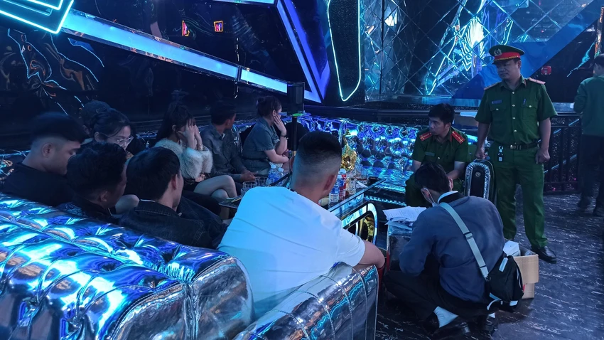 Phòng VIP 1 có 5 người bị bắt vì đang tổ chức sử dụng ma tuý. Ảnh: VT Phòng VIP 1 có 5 người bị bắt vì đang tổ chức sử dụng ma tuý. Ảnh: VT