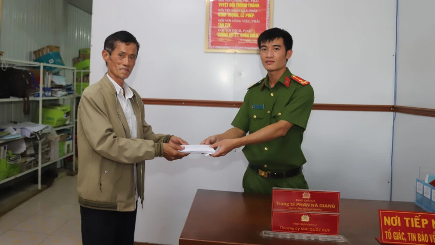 Ông Nhơn giao nộp 37 triệu được cây ATM "tặng" cho công an phường 1, TP Bảo Lộc. Ảnh: VT