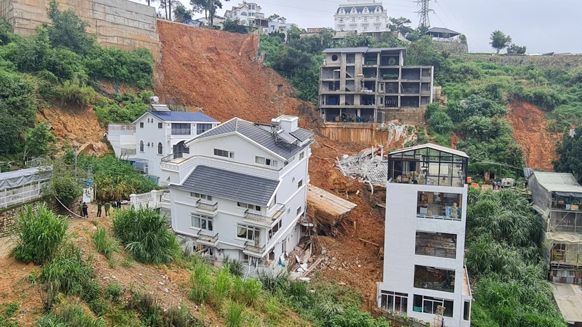 Hai ngôi nhà bị đẩy ra khỏi vị trí ban đầu. Hai ngôi nhà bị đẩy ra khỏi vị trí ban đầu.