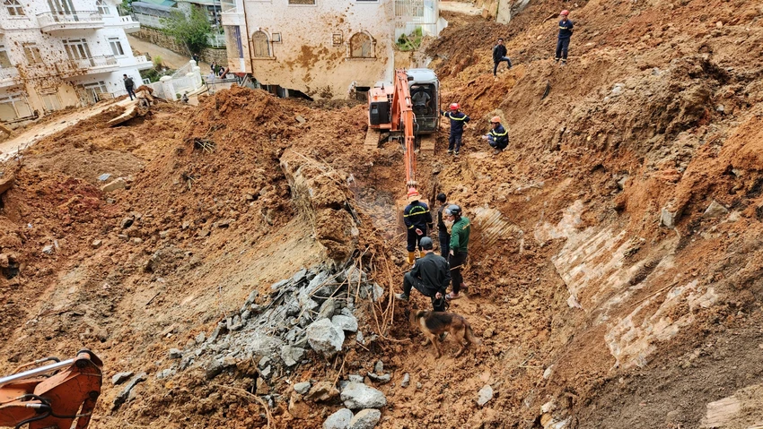 Lực lượng chức năng đang nỗ lực tìm kiếm những nạn nhân bị vùi lấp. Ảnh: VÕ TÙNG