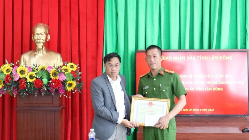 Phó Chủ tịch UBND tỉnh Lâm Đồng khen thưởng lực lượng cứu hộ. Ảnh: VT Phó Chủ tịch UBND tỉnh Lâm Đồng khen thưởng lực lượng cứu hộ. Ảnh: VT